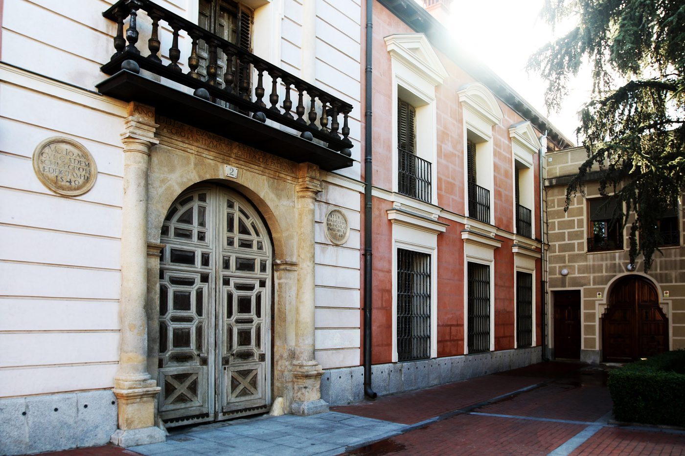 Aspecto parcial de la fachada del hospital de San Lucas y San Nicolás, en la plaza de Atilano Casado.