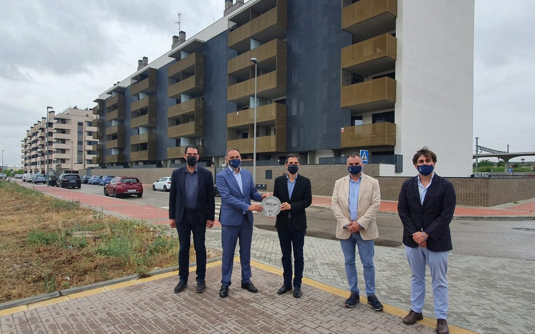 El alcalde acude al acto de colocación de la placa de construcción sostenible en un edificio de La Garena