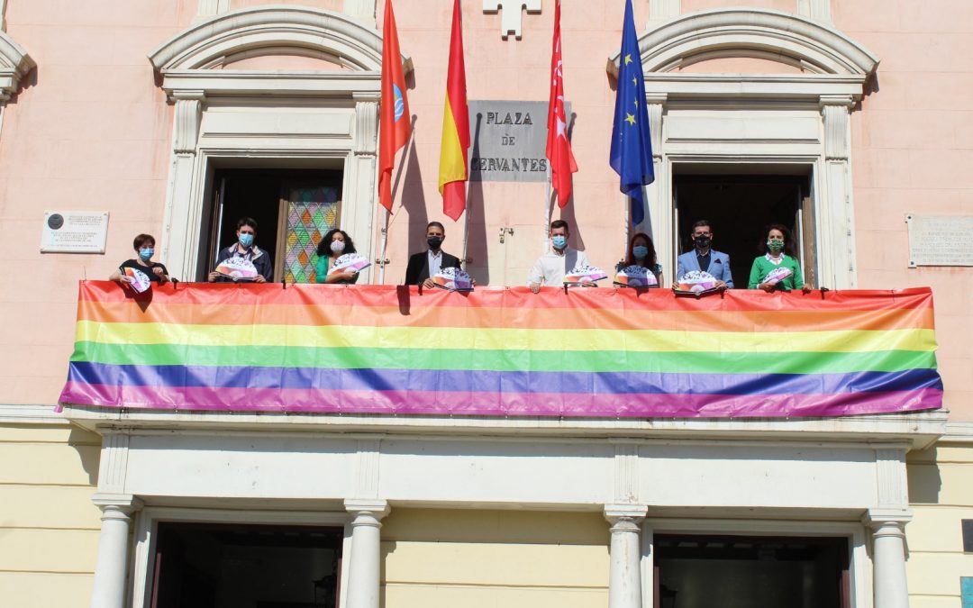 El Ayuntamiento se viste de arcoíris para celebrar el Orgullo AH 21