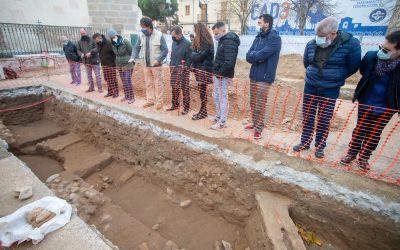 La excavación arqueológica de la plaza de los Santos Niños ha sido hoy “abierta por obras”
