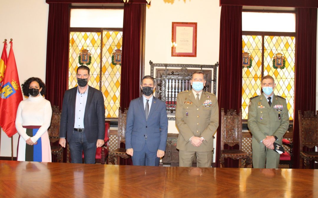 El alcalde y el Jefe del Estado Mayor del Ejército de Tierra han firmado el convenio para la instalación del museo de la BRIPAC en Alcalá de Henares