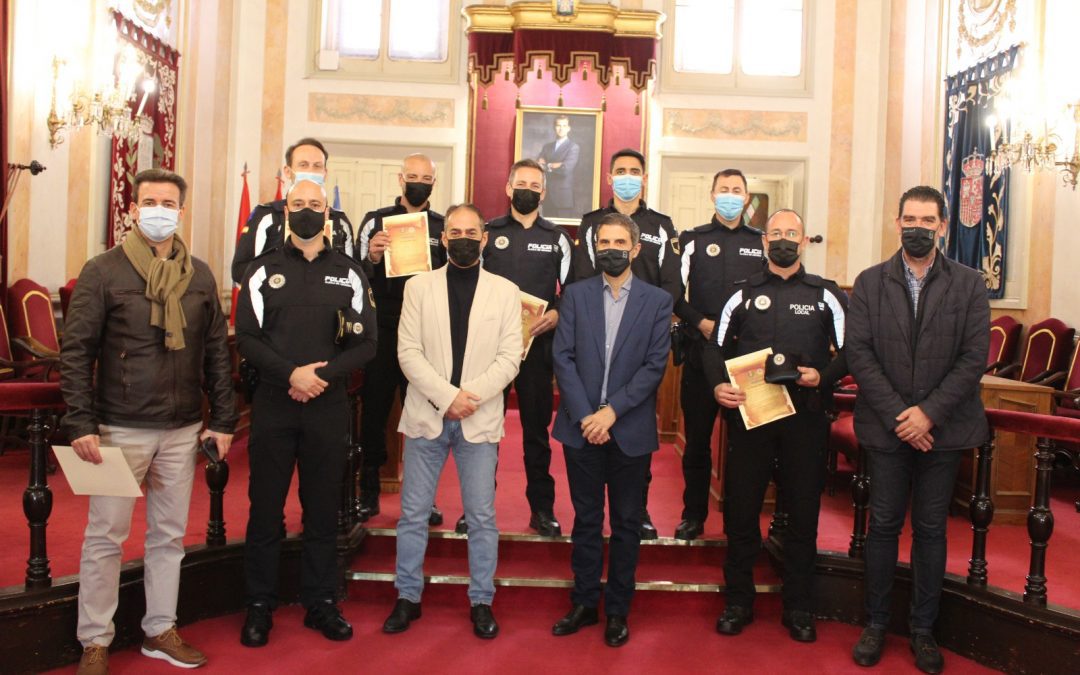 El alcalde Javier Rodríguez Palacios recibe en el Ayuntamiento a 7 policías locales en reconocimiento de su labor