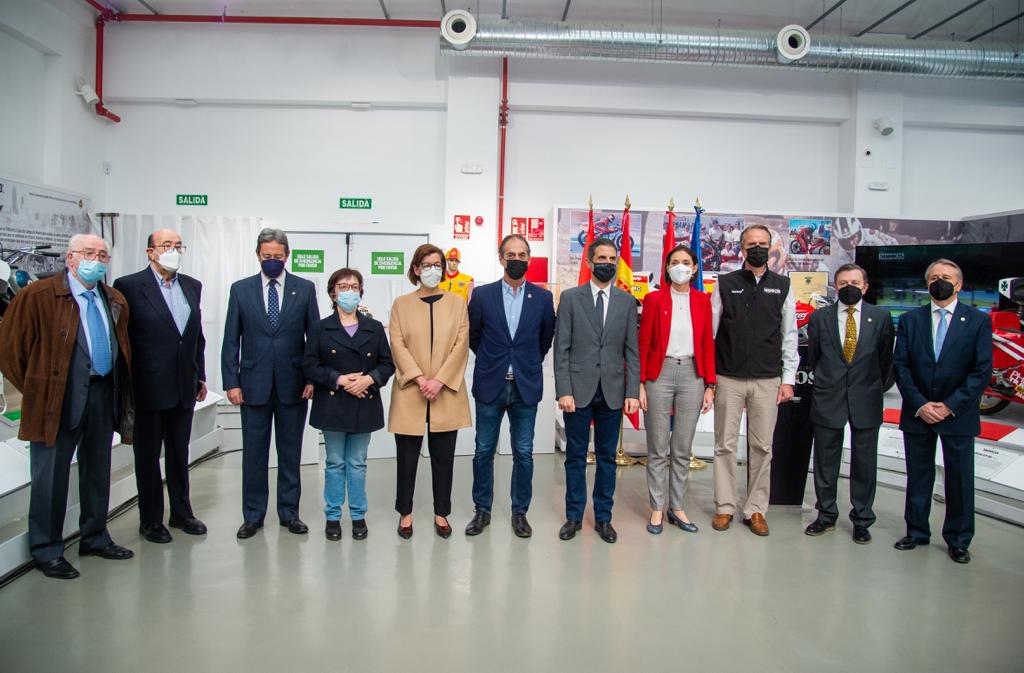 El alcalde y la Ministra Reyes Maroto visitan la Exposición “Motos Made in Spain” en Alcalá