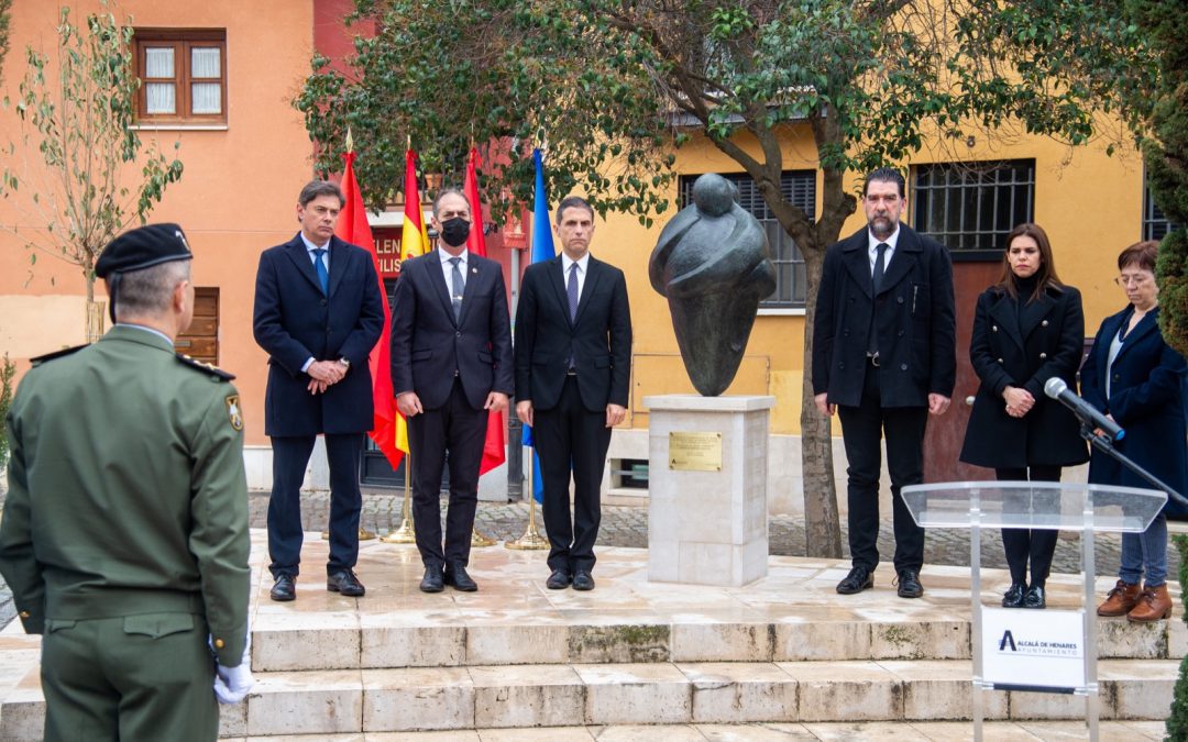 La escultura “Somos Abrazo” en la Puerta de Madrid, homenaje permanente a las personas fallecidas por Covid en Alcalá 