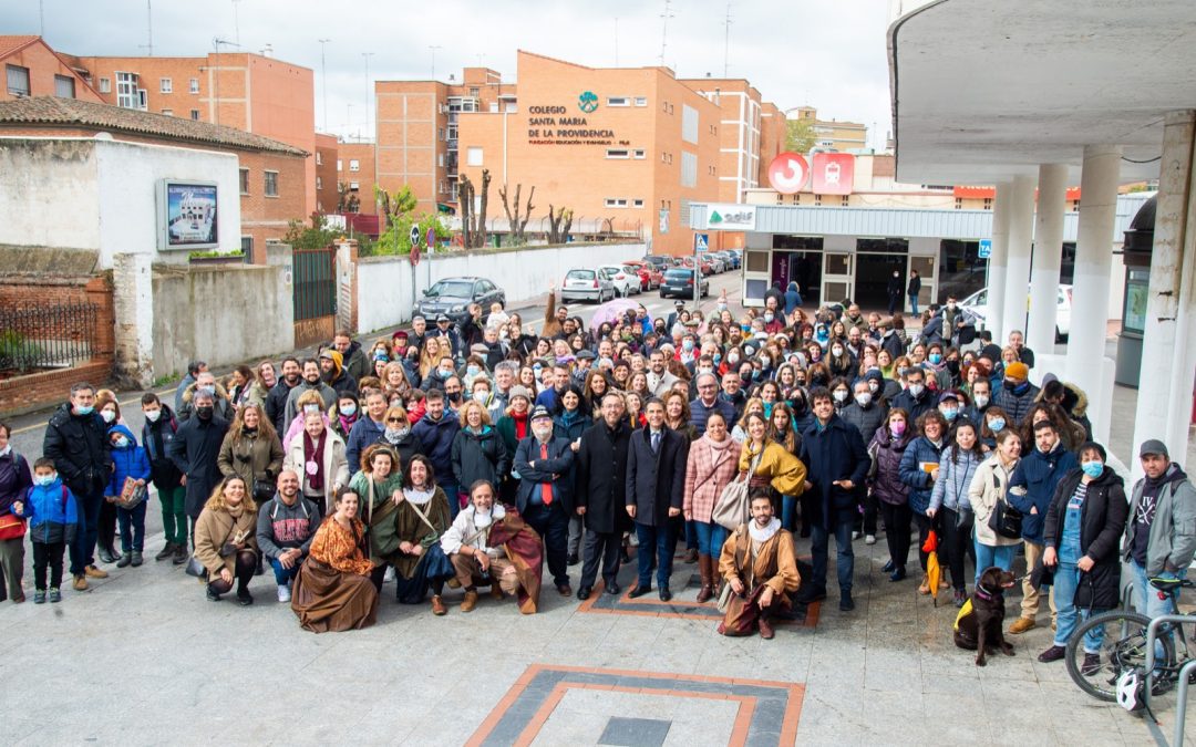El alcalde de Alcalá recibe a los profesores que han viajado en el tren histórico como homenaje por su labor durante la COVID 