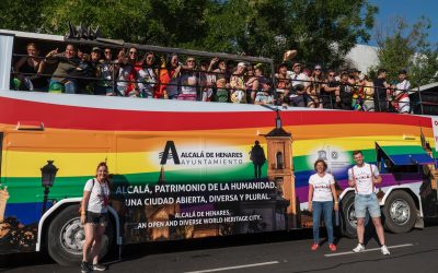 El autobús promocional de Alcalá de Henares, presente en la manifestación estatal del Orgullo en Madrid
