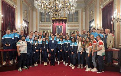 Deportistas del CD Iplacea y el Balonmano Playa Alcalá, recibidos en el Salón de Plenos del Ayuntamiento