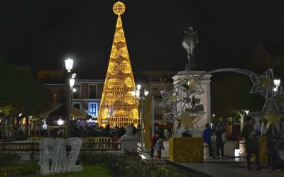 El árbol de Lotería de Navidad ilumina Alcalá de Henares con motivo del V Centenario de Antonio de Nebrija