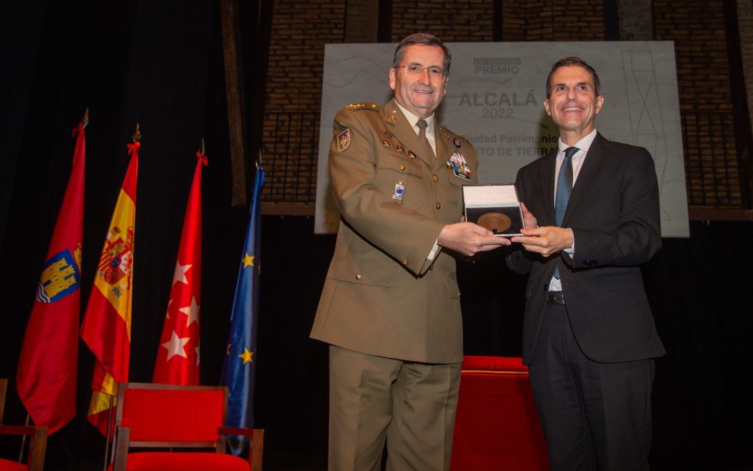 El alcalde ha entregado al JEME el Premio Ciudad de Alcalá “Ciudad Patrimonio Mundial”, con el que se ha reconocido al Ejército de Tierra