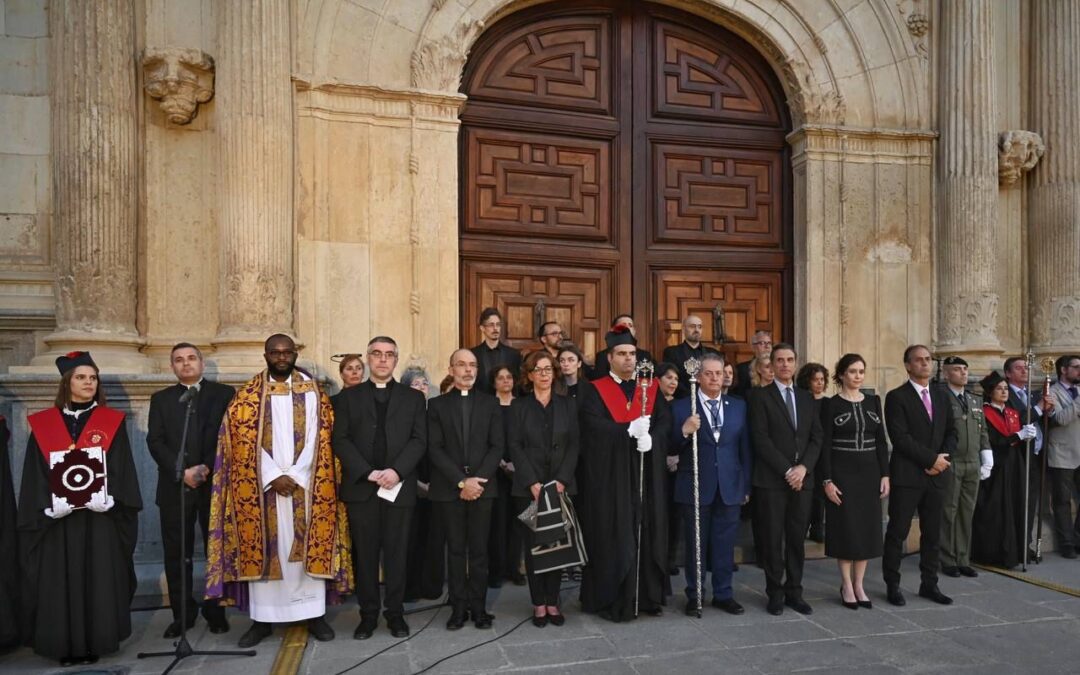 La presidenta de la Comunidad de Madrid acompaña a Cofradías y alcalde en la Semana Santa alcalaína