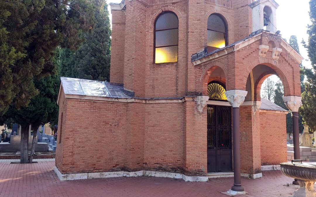 El Ayuntamiento de Alcalá repone la cubierta de plomo de la capilla del cementerio municipal