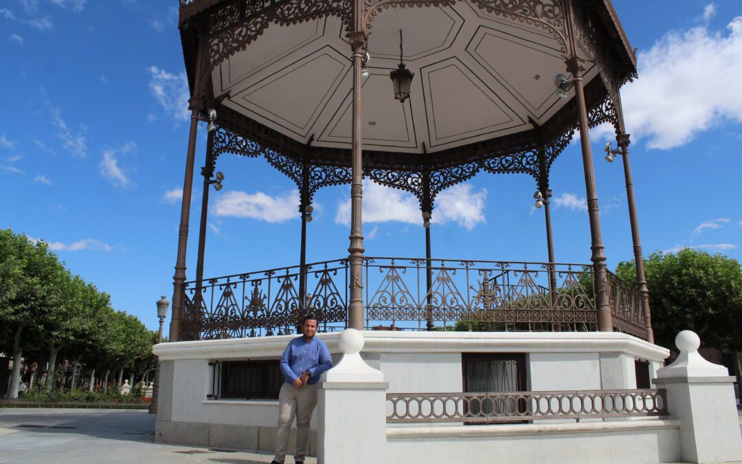 Primeras labores de restauración en la cubierta del Quiosco de la Música de la Plaza de Cervantes