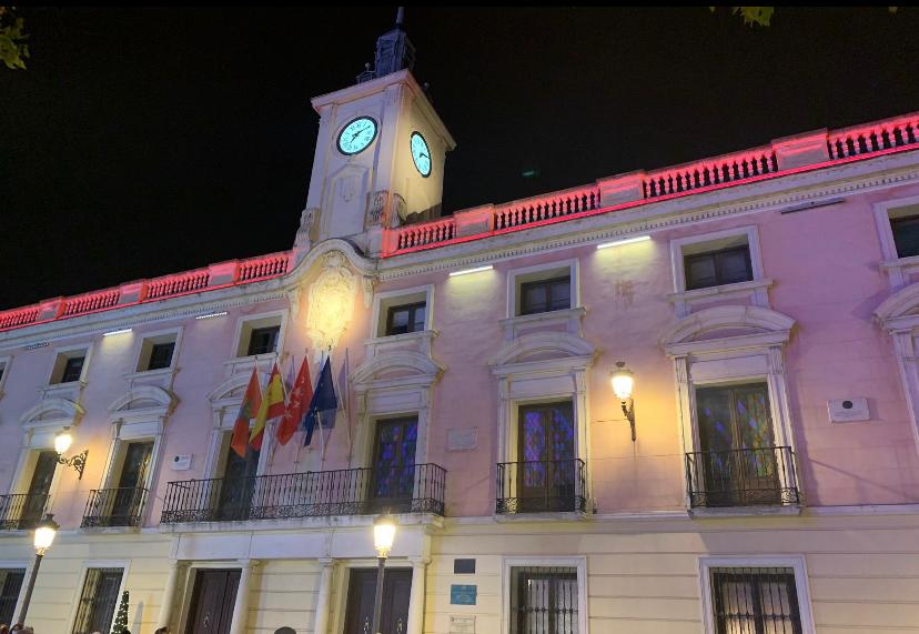 La fachada del Ayuntamiento se ilumina hoy de color rojo en apoyo a la investigación de la enfermedad de Duchenne