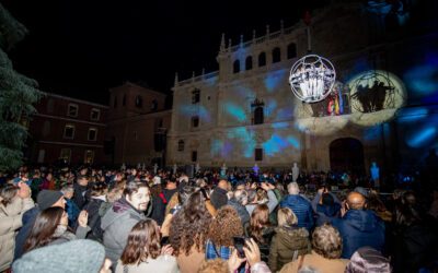 Miles de personas disfrutaron del teatro aéreo y del espectáculo de drones que pusieron el broche de oro al 25 aniversario de Alcalá como Ciudad Patrimonio de la Humanidad