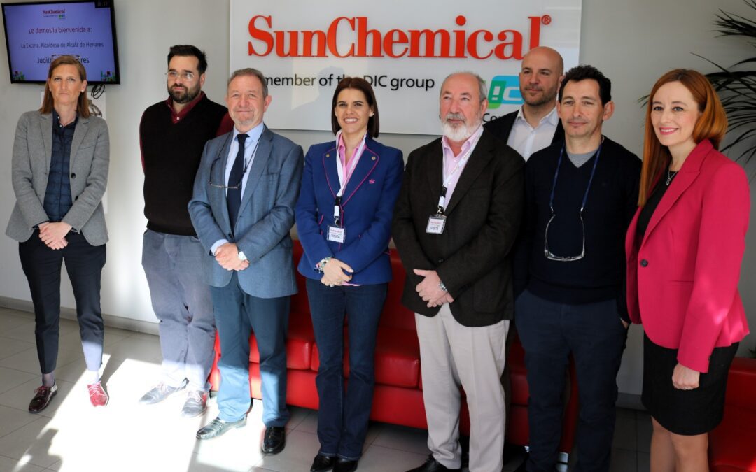 Judith Piquet visita la planta de Sun Chemical en Alcalá, una empresa asentada en la ciudad hace más de 20 años