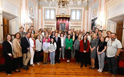 El Ayuntamiento de Alcalá rinde homenaje a los profesores y al personal de los centros educativos jubilados durante el curso 2023-2024